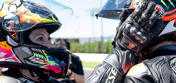 "¡Eres un cabrón!": La reacción de la madre de Marco Bezzecchi tras dar una vuelta en Misano