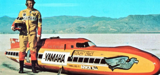 Hace medio siglo un friki le metió dos motores de 1.000 cc de Kawasaki a un submarino con ruedas. Llegó a 536 km/h