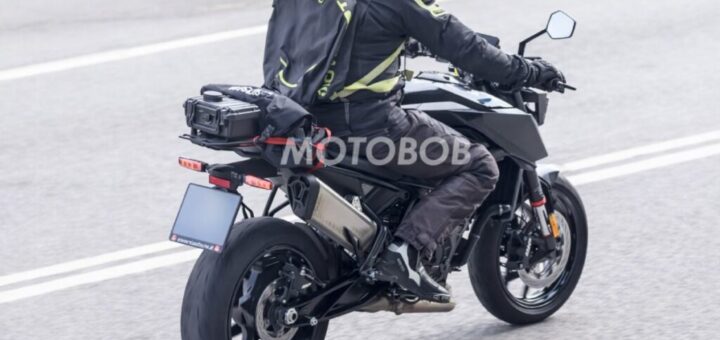 KTM prueba la nueva naked de casi 800 cc y más accesible que supera los 100 CV: ¿en qué cambia y cuándo llega al mercado?
