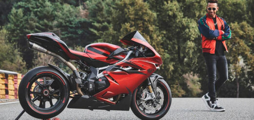 Lewis Hamilton es un friki de las motos. Tiene un garaje valorado en 100.000 euros, diseñó algunas de las mejores MV Augusta y se cayó de la MotoGP de Valentino Rossi