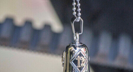 Moteros yanquis, gremlins y caídas. Así nacieron las Guardian Bells, las campanas protectoras de las motos