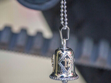 Moteros yanquis, gremlins y caídas. Así nacieron las Guardian Bells, las campanas protectoras de las motos