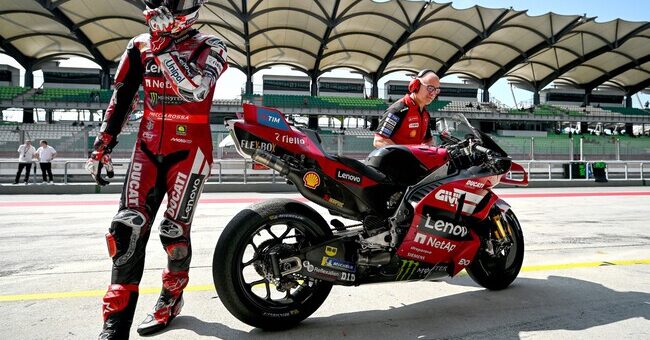 "No soy piloto satélite". Pecco Bagnaia tiene pie y medio fuera de Ducati, y solo le quedan dos opciones en MotoGP