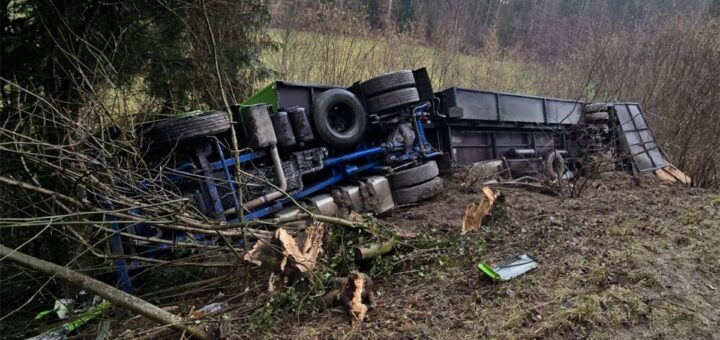 Susto total para el Team Bolliger: su camión vuelca al volver de test en España