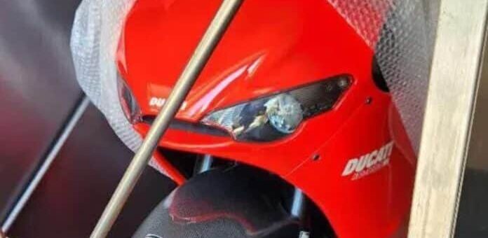 Una Ducati Desmosedici RR en su caja sale a la venta por 230.000 euros