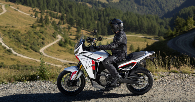 China acaba de traer a España lo nunca visto: una maxi-trail que cuesta casi la mitad que una Honda Africa Twin y está mejor equipada