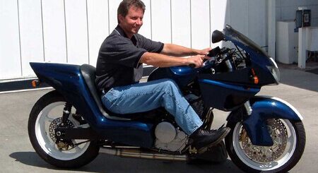 El piloto más alto de la F1 se encaprichó tanto de una Honda que le tuvieron que hacer una medida. El resultado fue una de las motos más míticas que han existido