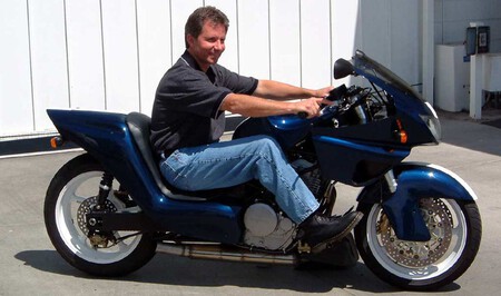 El piloto más alto de la F1 se encaprichó tanto de una Honda que le tuvieron que hacer una medida. El resultado fue una de las motos más míticas que han existido