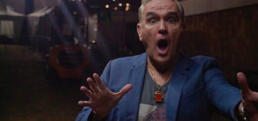 Embajada de España se burla de Morrissey por cancelar concierto después de que el "ruido del festival" de Las Fallas y el "fuerte canto tecno" le causaran "privación del sueño"