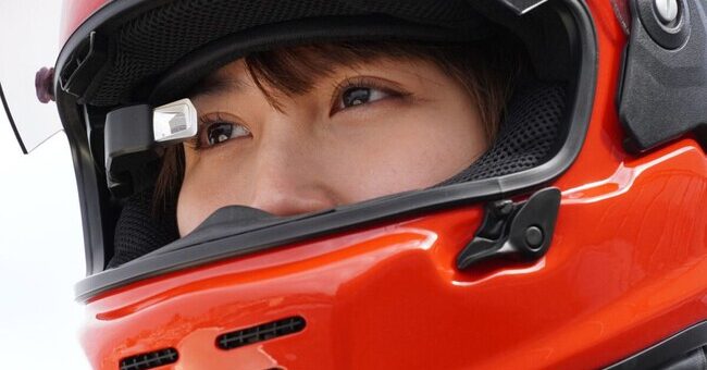 En Japón inventaron algo que promete convertir tu casco de moto en un caza de combate, y ya está a la... - Xataka México