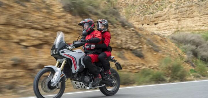 ¿Es peligroso llevar pasajero en moto?