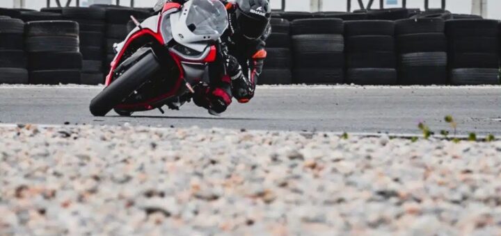 Esta marca china lanzó una deportiva tetracilindrica mediana que sorprende por su precio