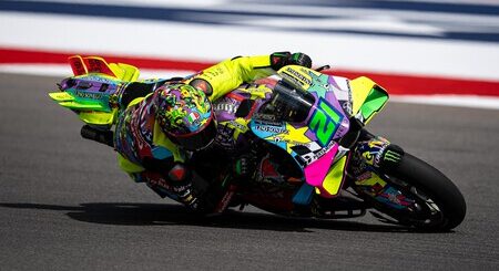 Marco Bezzecchi lidera otro doblete de Aprilia, Pedro Acosta pisa podio y Marc Márquez, quinto y gracias