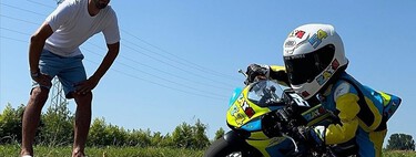 Tiene 6 años, pesa 23 kilos y ya tumba con una BMW M 1000 RR de 218 CV. Una leyenda está entrenando a su hijo para llegar a MotoGP