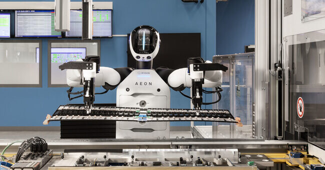 Un humanoide hará tu próxima BMW: así empieza la nueva y surrealista era de fábricas con "compañeros" robóticos