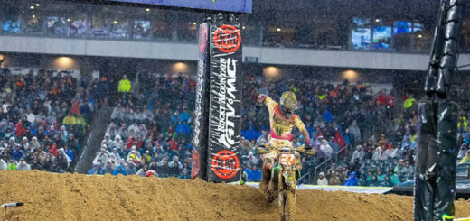 Caos, lluvia y gloria, Cole Davies conquista el título de AMA SUPERCROSS en la categoría 250 en una noche inolvidable