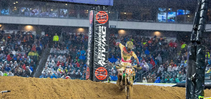 Caos, lluvia y gloria, Cole Davies conquista el título de AMA SUPERCROSS en la categoría 250 en una noche inolvidable