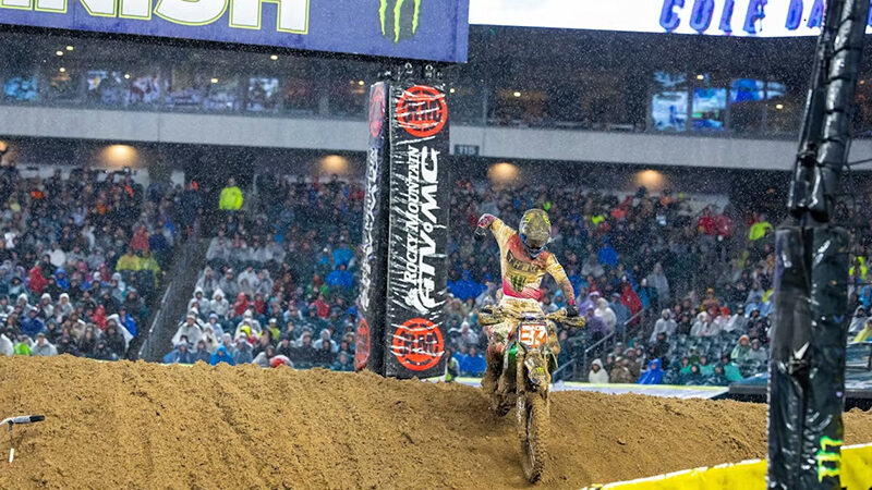 Caos, lluvia y gloria, Cole Davies conquista el título de AMA SUPERCROSS en la categoría 250 en una noche inolvidable