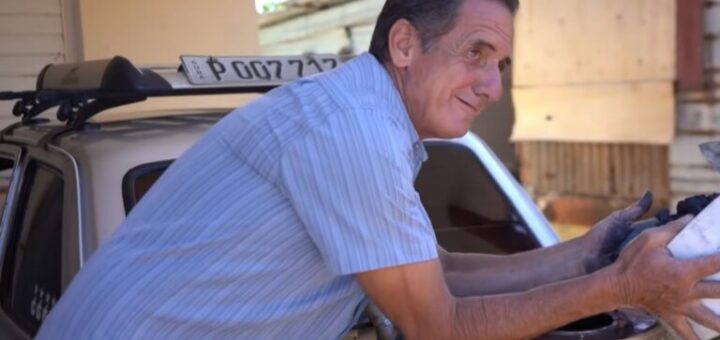 El coche que funciona con carbón: el ingenio de Cuba frente a la escasez