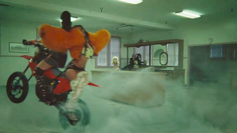 KATSEYE acelera el estilo: moda, actitud y motos en su nuevo video Pinky Up