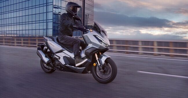 La curiosa táctica de Honda en un país clave: dejar los coches por las motos porque les va mucho mejor con una CBR que con un Accord