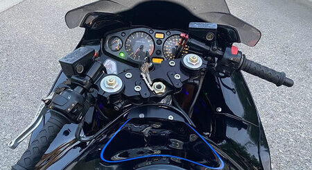 La policía tiene un truco para aparcar las motos trail que contradice lo que hacen todos los demás, pero funciona