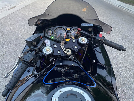 La policía tiene un truco para aparcar las motos trail que contradice lo que hacen todos los demás, pero funciona