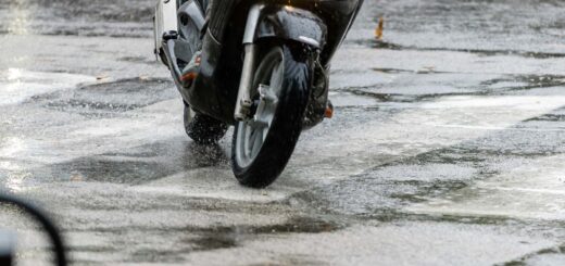 LOS PRIMEROS MINUTOS MATAN: La lluvia no es el enemigo… el asfalto sucio sí