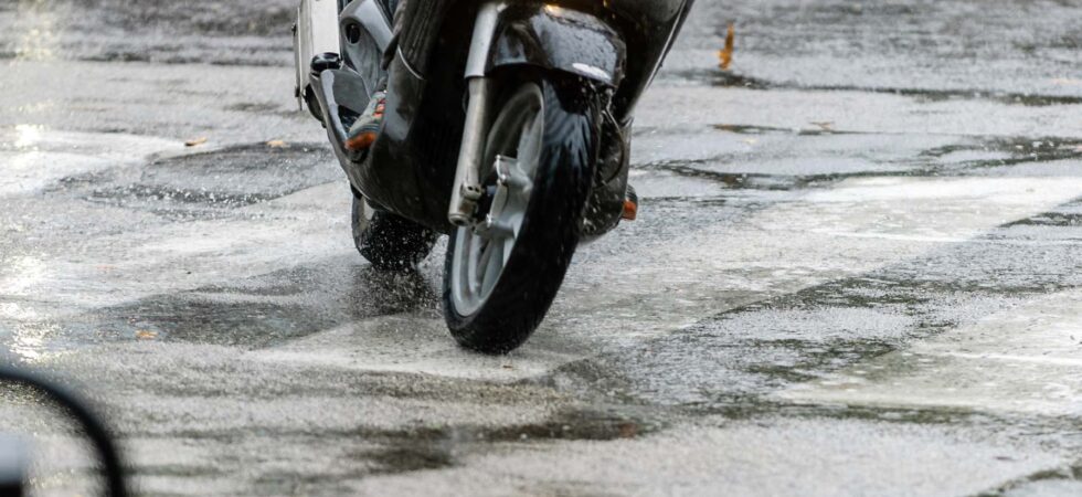 LOS PRIMEROS MINUTOS MATAN: La lluvia no es el enemigo… el asfalto sucio sí