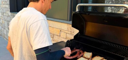 Misterio con el brazo de Marc Márquez: una foto en MotorLand revela un vendaje