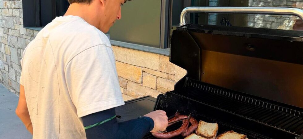 Misterio con el brazo de Marc Márquez: una foto en MotorLand revela un vendaje
