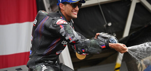 Por tercera vez consecutiva Marco Bezzecchi se impone en MotoGP y le da otra victoria a Aprilia