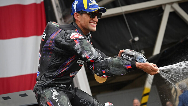 Por tercera vez consecutiva Marco Bezzecchi se impone en MotoGP y le da otra victoria a Aprilia