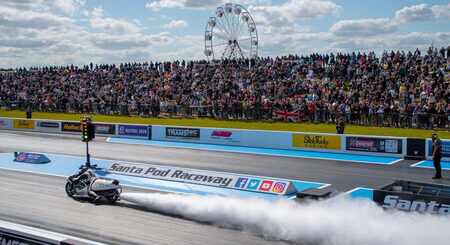 Un ingeniero jubilado ha creado una moto-cohete en su cobertizo durante 14 años. Ahora es la moto más rápida del mundo... y consume 600 vasos de agua en 2 segundos