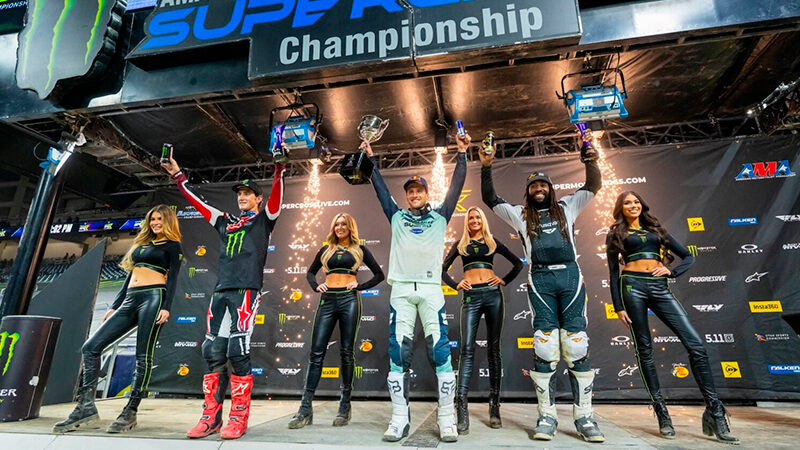 Victoria de Ken Roczen encabezando una noche salvaje en Detroit