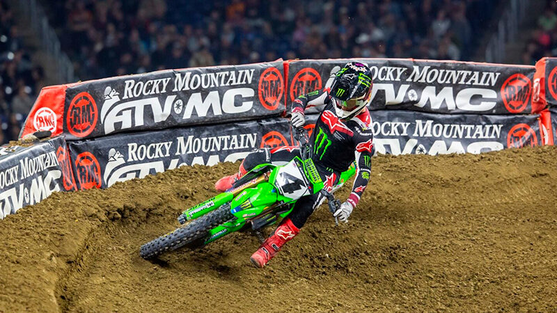 Victoria de Ken Roczen encabezando una noche salvaje en Detroit