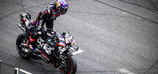 3 Aprilia en el podio de MotoGP en Le Mans