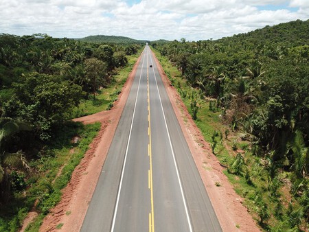 En Brasil se les ha ocurrido el invento del siglo: carreteras hechas de caña de azúcar. Parece una locura, pero lo está petando por fácil y barato