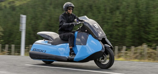 Hace 8 años alguien se agobió mucho con el tráfico. Inventó un scooter anfibio para escapar de él