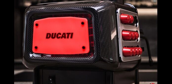 La cafetera más Ducati del mundo está hecha en fibra de carbono y cuesta como una moto