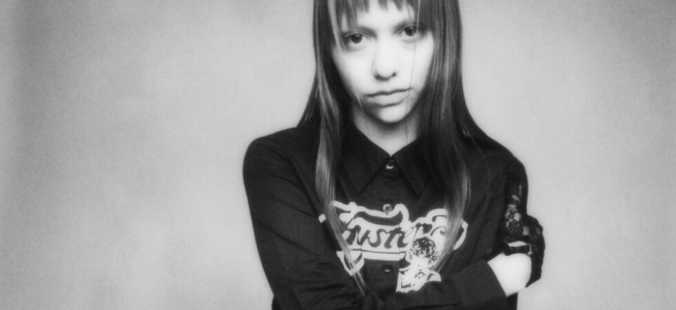 Lucy miró al mundo y notó que está girando: el próximo álbum de AKRIILA 