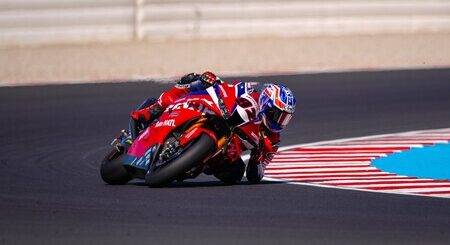 Nicolò Bulega gana otra soporífera carrera de Superbikes en Hungría y Miguel Oliveira acaba el domingo en el hospital