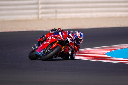Nicolò Bulega gana otra soporífera carrera de Superbikes en Hungría y Miguel Oliveira acaba el domingo en el hospital
