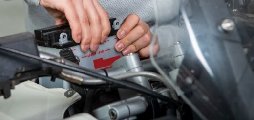 ¿Por qué se descarga la batería para moto? Causas y soluciones