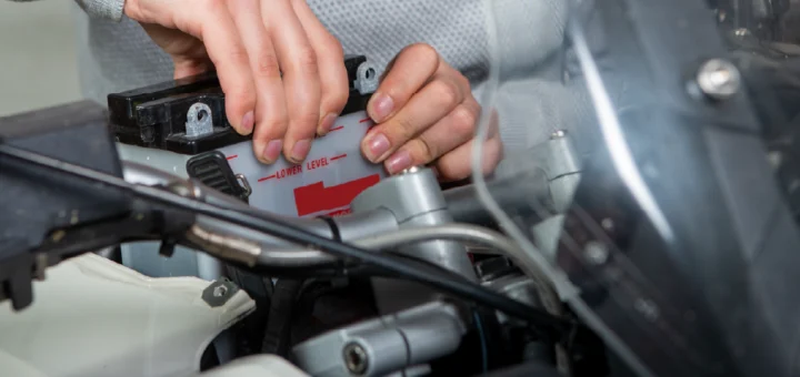 ¿Por qué se descarga la batería para moto? Causas y soluciones