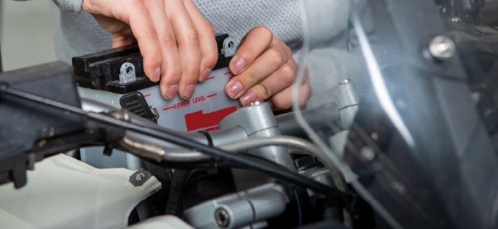 ¿Por qué se descarga la batería para moto? Causas y soluciones