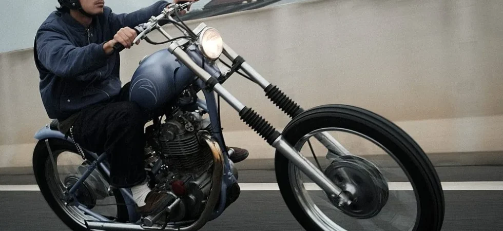 Serenidad de Un Solo Cilindro: Chopper Yamaha SR400 de Roninsu