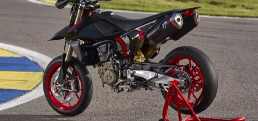 Una Supermotard Ducati total black con alma de superbike