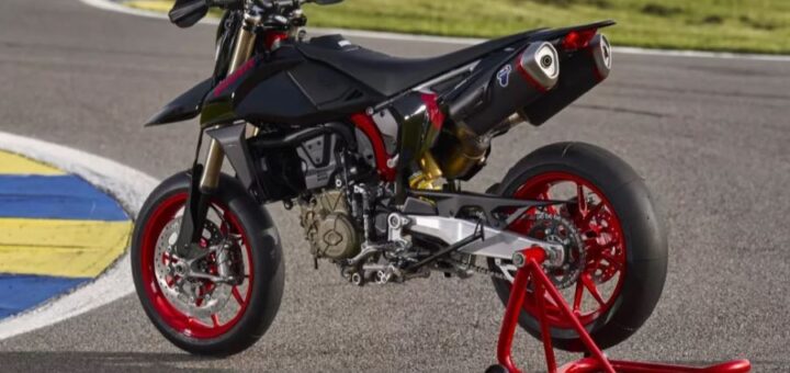 Una Supermotard Ducati total black con alma de superbike