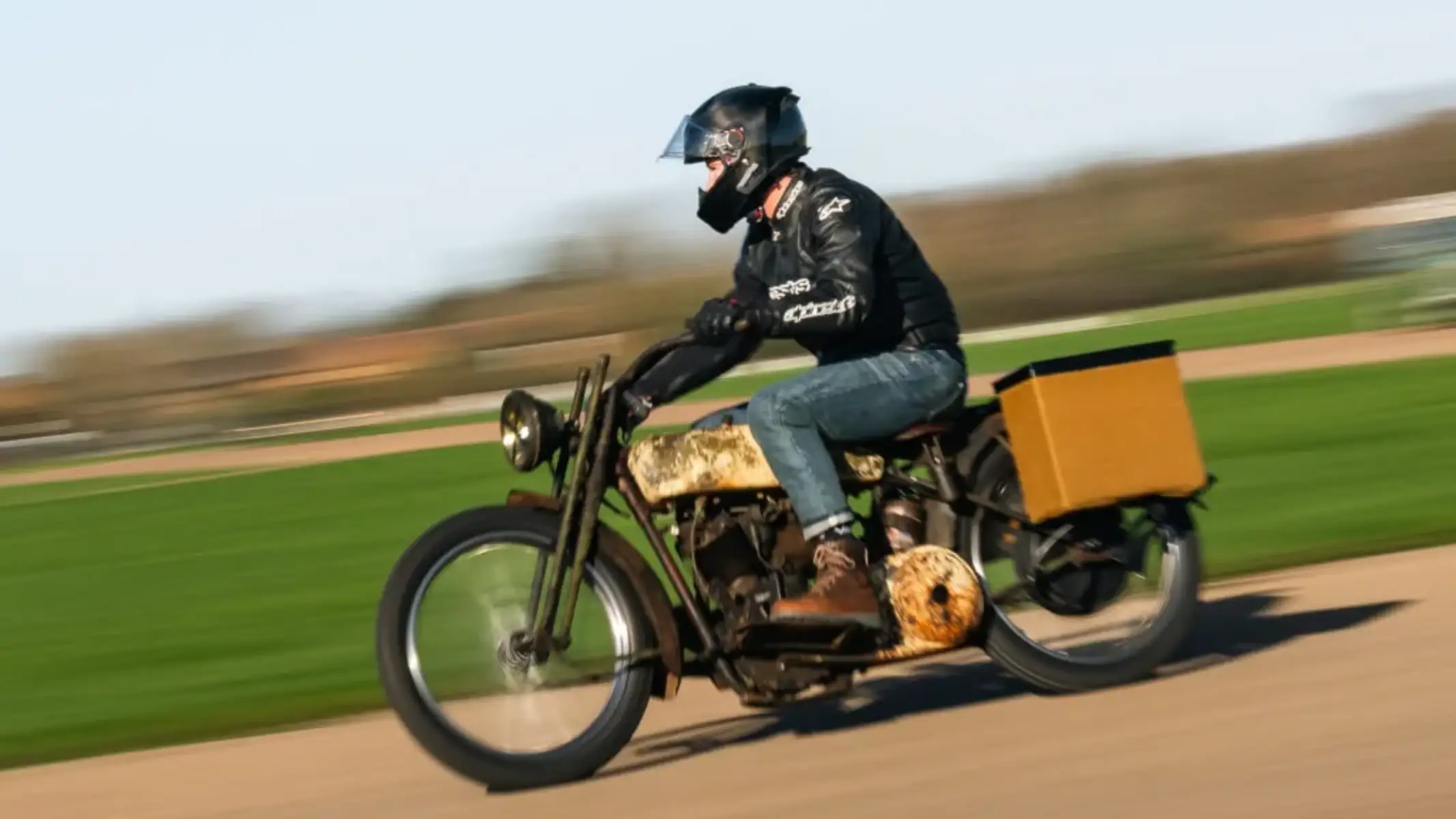 El actor Jason Momoa ha fabricado la primera moto Harley Davidson híbrida enchufable de la historia